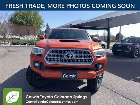 Used 2017 Toyota Tacoma TRD Sport w/ Premium & Technology Package image 10