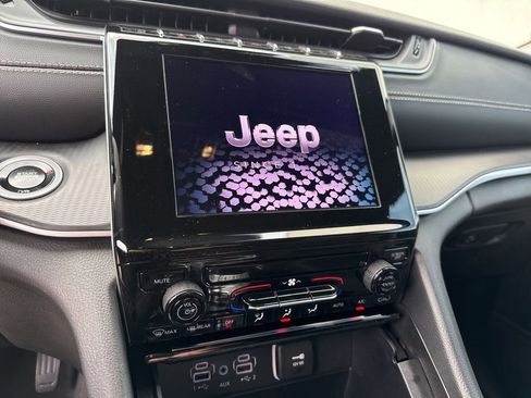 Used 2025 Jeep Grand Cherokee L Laredo RWD image 23