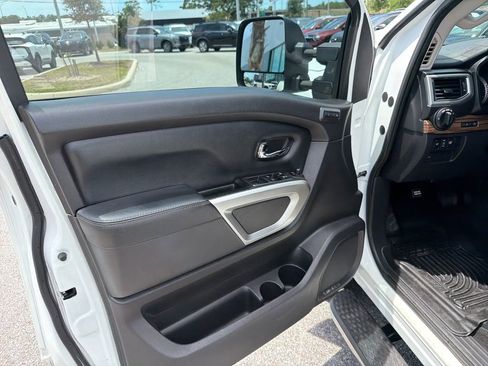 Used 2018 Nissan Titan SL AWD/4WD image 13