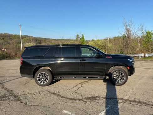 Used 2023 Chevrolet Suburban Z71 w/ Luxury Package image 2