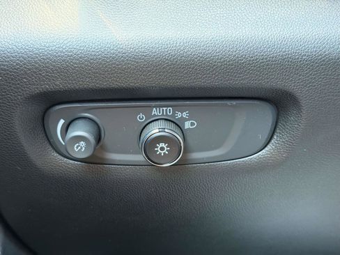 Used 2023 Chevrolet Traverse LT FWD image 21