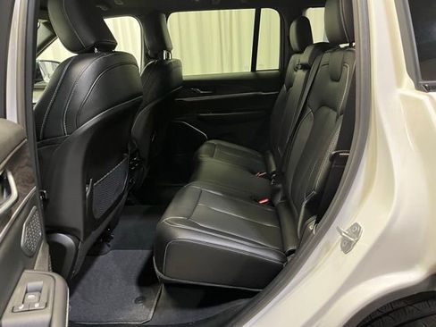 Used 2024 Jeep Grand Cherokee Limited w/ Black Appearance Package image 25