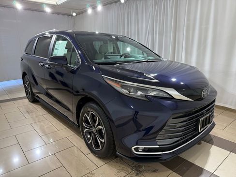 New 2026 Toyota Sienna Platinum image 7