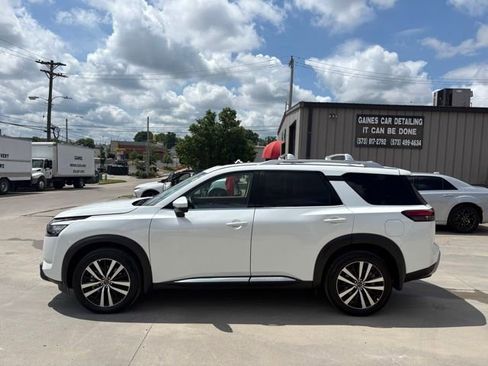 Used 2025 Nissan Pathfinder Platinum w/ Cargo Package AWD/4WD image 4