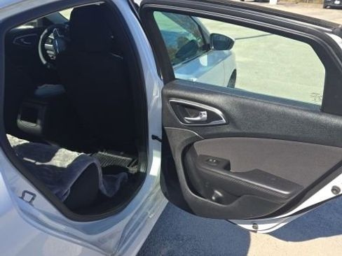 Used 2015 Chrysler 200 Limited w/ Convenience Group image 10