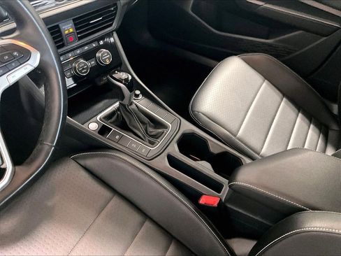 Certified 2024 Volkswagen Jetta SE FWD image 20