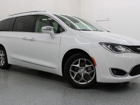 Used 2018 Chrysler Pacifica Limited w/ Advanced Safetytec Group FWD image 1