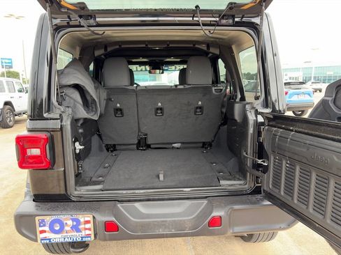 Used 2025 Jeep Wrangler Unlimited Sahara AWD/4WD image 7