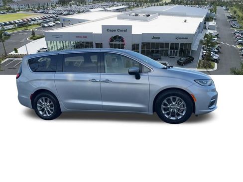 Used 2023 Chrysler Pacifica Touring-L image 14