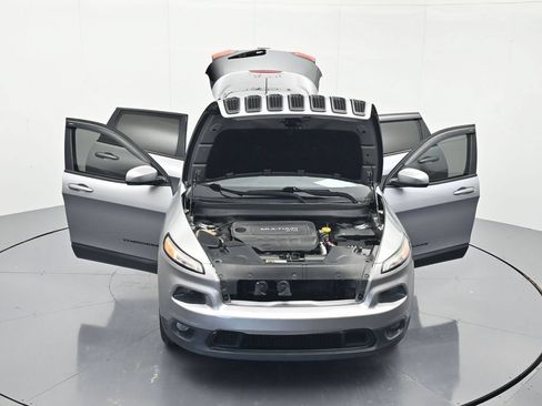 Used 2016 Jeep Cherokee Latitude FWD image 44