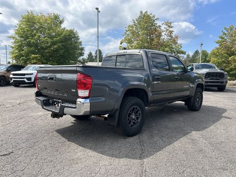 Used 2017 Toyota Tacoma SR5 w/ Tow Package AWD/4WD image 3
