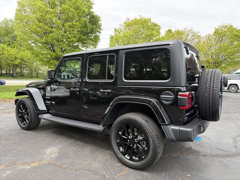 Used 2023 Jeep Wrangler Unlimited Sahara w/ Cold Weather Group AWD/4WD image 5