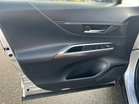 Used 2023 Toyota Venza XLE image 23