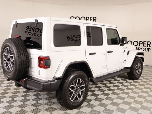 Used 2025 Jeep Wrangler Sahara image 21