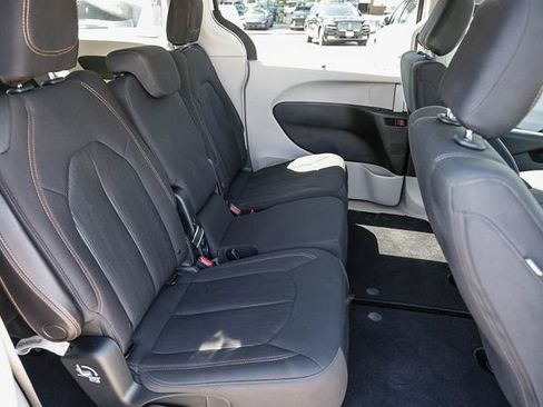 Used 2018 Chrysler Pacifica Touring Plus w/ Tire & Wheel Group FWD image 20
