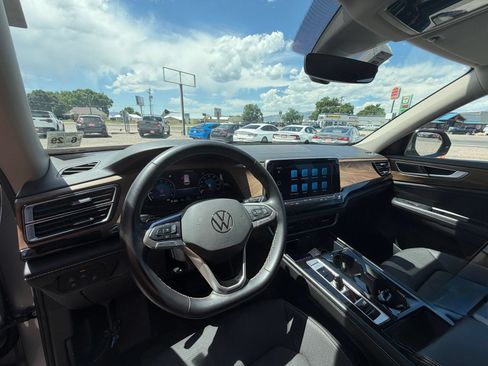 Used 2024 Volkswagen Atlas SE AWD/4WD image 8
