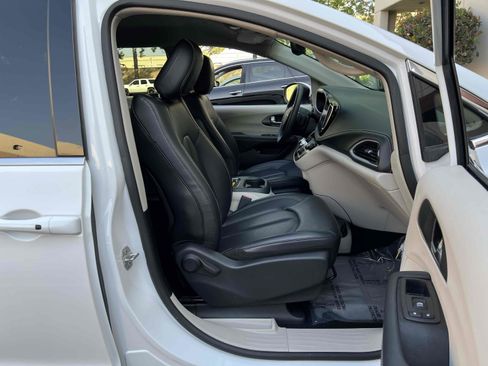 Used 2023 Chrysler Pacifica Touring-L image 34