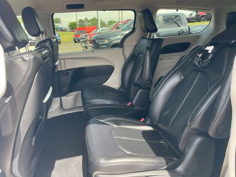 Used 2024 Chrysler Pacifica Select w/ Uconnect Theater Family Group image 11