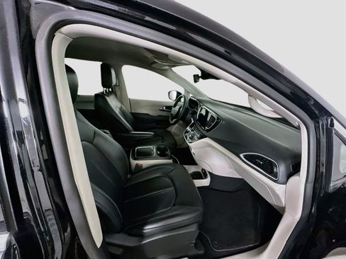 Used 2024 Chrysler Pacifica Touring-L FWD image 32