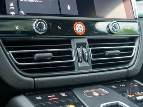 Certified 2023 Porsche Macan S AWD/4WD image 31