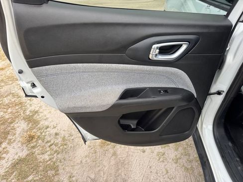 Used 2024 Jeep Compass Latitude image 23