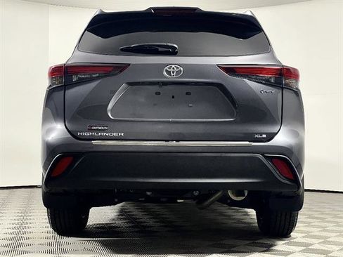 Certified 2025 Toyota Highlander XLE image 6