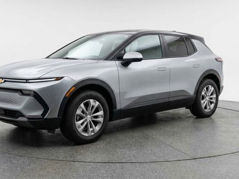 Used 2025 Chevrolet Equinox LT image 3