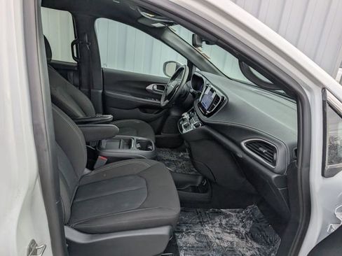 Used 2023 Chrysler Pacifica Touring image 26