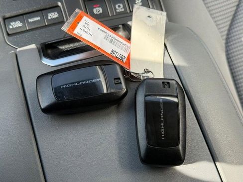 Used 2024 Toyota Highlander LE AWD/4WD image 28