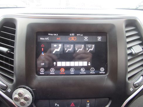 Used 2021 Jeep Cherokee Latitude w/ Mopar Interior Package AWD/4WD image 17