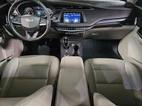 Used 2023 Cadillac XT4 Luxury w/ Cold Weather Package FWD image 18