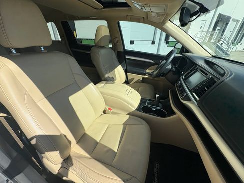 Used 2016 Toyota Highlander XLE FWD image 36