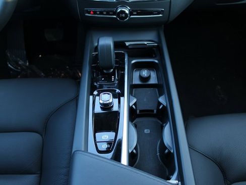 Used 2025 Volvo XC60 B5 Plus image 19