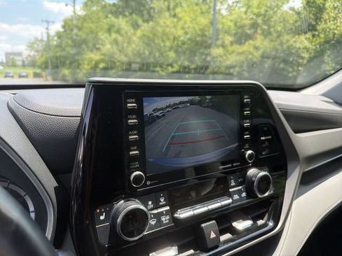 Used 2021 Toyota Highlander XLE AWD/4WD image 29