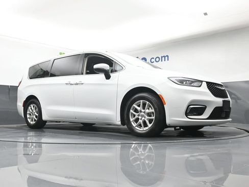 Used 2023 Chrysler Pacifica Touring-L FWD image 29