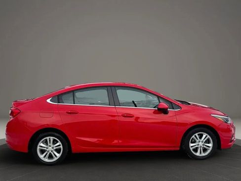 Used 2017 Chevrolet Cruze LT w/ Convenience Package FWD image 2