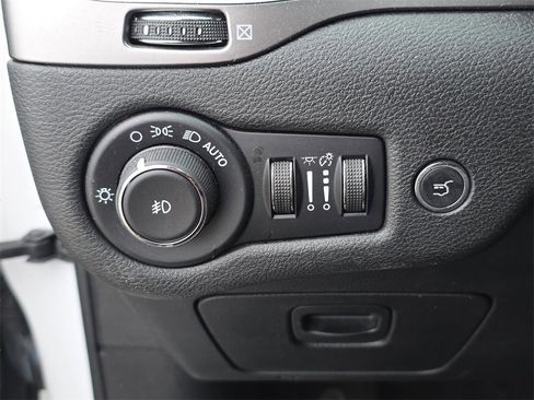 Used 2019 Jeep Cherokee Limited image 17