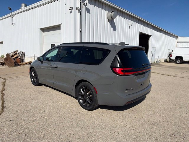 Used 2022 Chrysler Pacifica Touring-L w/ Uconnect Theater Family Group FWD image 32