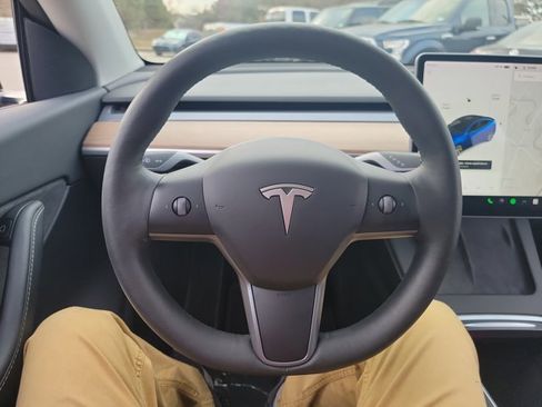 Used 2022 Tesla Model Y Long Range image 18