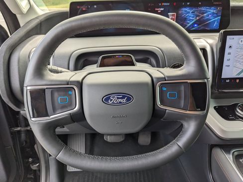 Used 2025 Ford Expedition Active image 28