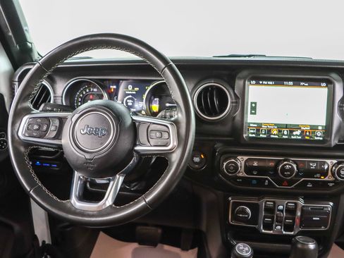 Used 2022 Jeep Wrangler Unlimited Sahara AWD/4WD image 19