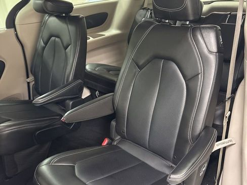 Used 2024 Chrysler Pacifica Touring-L image 21