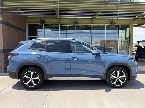 Used 2025 Volkswagen Tiguan SE AWD/4WD image 9