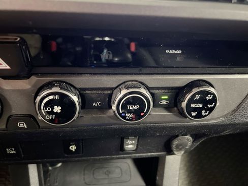 Used 2016 Toyota Tacoma TRD Off-Road w/ Exterior Package AWD/4WD image 17