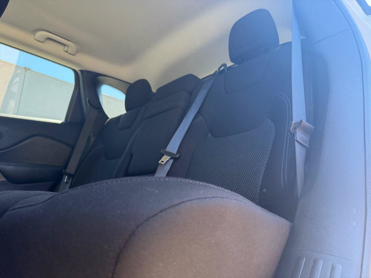 Used 2019 Jeep Cherokee Latitude w/ Popular Appearance Group FWD image 9