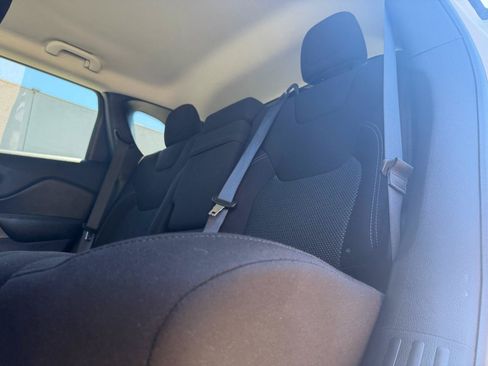 Used 2019 Jeep Cherokee Latitude w/ Popular Appearance Group FWD image 9