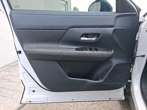 Certified 2025 Nissan Kicks SV image 14