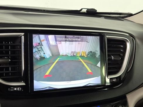 Used 2024 Chrysler Pacifica Touring-L FWD image 18