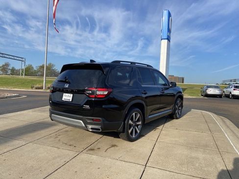 Used 2024 Honda Pilot Touring image 10