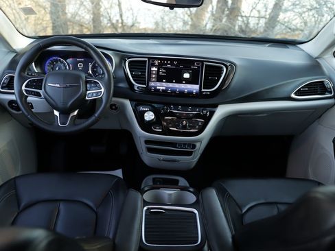 Used 2023 Chrysler Pacifica Touring-L image 24